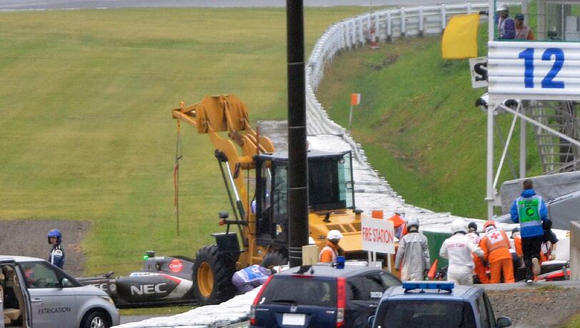 Rettungskräfte versorgen den verunfallten Jules Bianchi beim Rennen in Suzuka. Rettungskräfte versorgen den verunfallten Jules Bianchi beim Rennen in Suzuka.