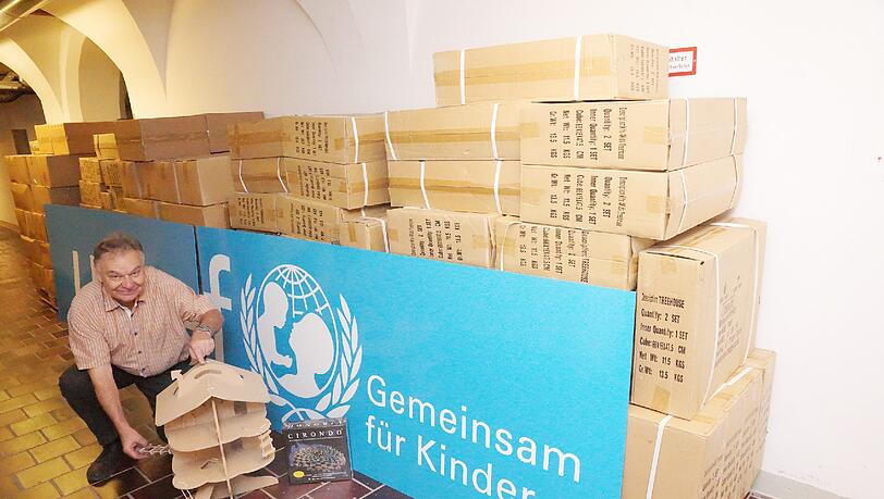 Albert Dietrich vor der Wagenladung von Spielen und Holzhäusern, die er für Unicef verkauft. Albert Dietrich vor der Wagenladung von Spielen und Holzhäusern, die er für Unicef verkauft.