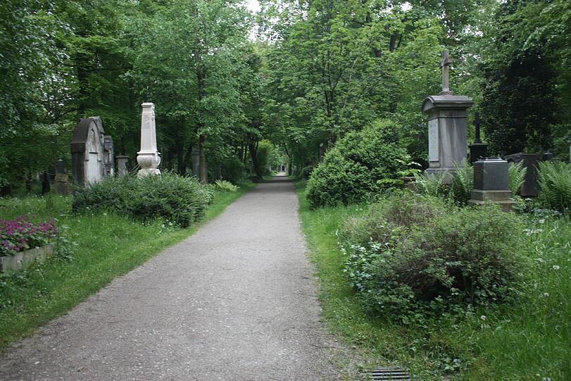 Auf dem Alten Südliche Friedhof gibt es neben dem alten Schöpfbrunnen noch viele weitere Kulturdenkmäler. Die Bilder.