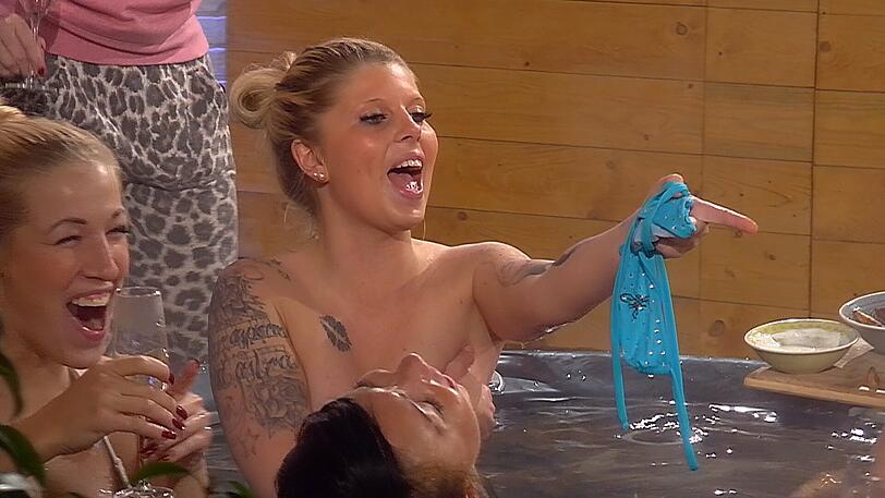 Sharon schwenkt stolz ihr Bikinioberteil in der Luft.