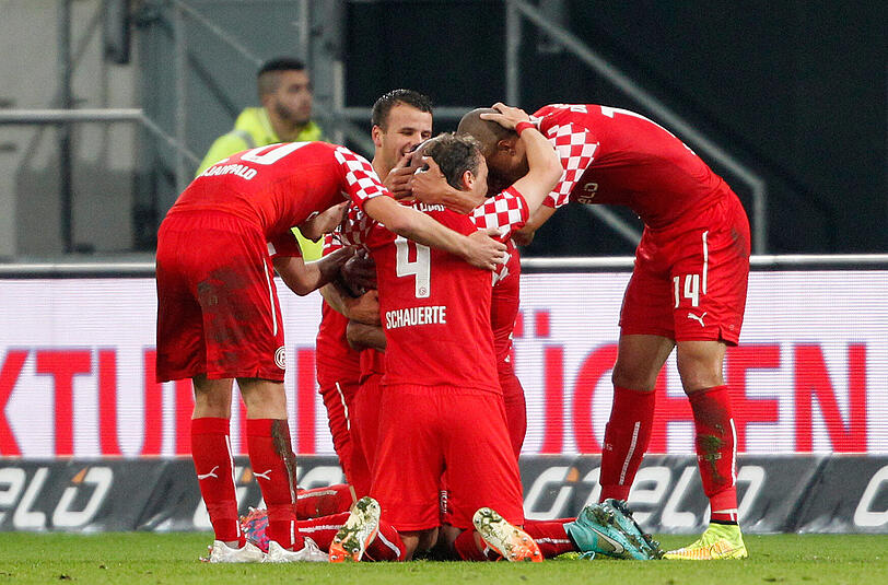Der Düsseldorfer Torschütze zum 1:0 Michael Liendl (Mitte) jubelt mit Joel Pohjanpalo (l), Julian Schauerte (vorn M) und Bruno Gabriel Soares (r).