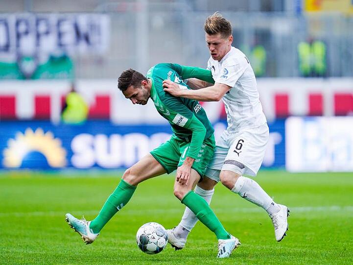 Fürths Branimir Hrgota (l) behauptet gegen Sandhausens Denis Linsmayer den Ballbesitz.