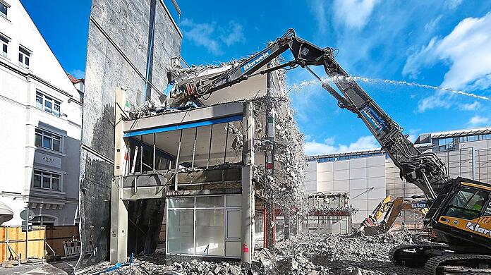 Die Bagger haben schon ganze Arbeit geleistet. Bald geht's fünf Stockwerke in die Tiefe, an der Adolf-Kolping-Straße 10.