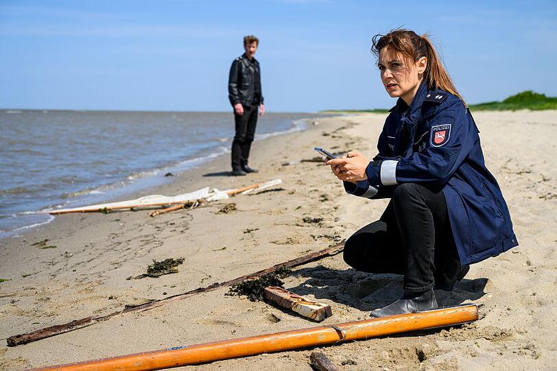 Zu Beginn des neuen Falls finden Süher Özlügül (Sophie Dal) und Henk Cassens (Maxim Mehmet) ein nach einem Sturm zerstörtes Boot und wenig später auch Tobias Henning, der den Schiffbruch kaum verletzt überlebt hat. Zu Beginn des neuen Falls finden Süher Özlügül (Sophie Dal) und Henk Cassens (Maxim Mehmet) ein nach einem Sturm zerstörtes Boot und wenig später auch Tobias Henning, der den Schiffbruch kaum verletzt überlebt hat.