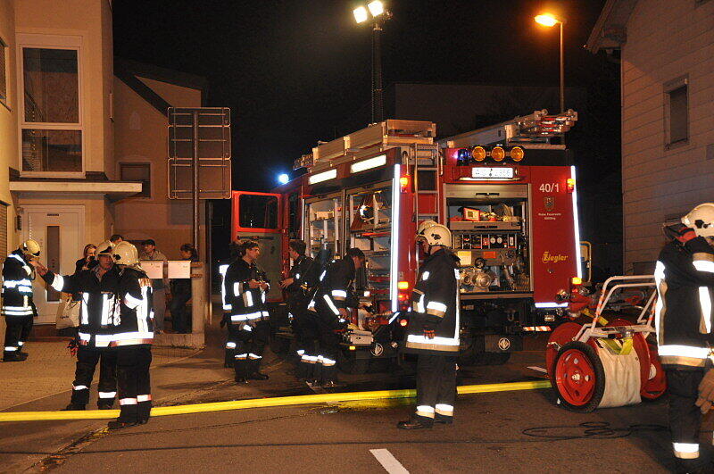 Altötting - Am Dienstagabend entzündete sich im Keller einer Metzgerei in der Mühldorfer Straße ein Feuer. Die Feuerwehr konnte das Feuer schnell unter Kontrolle bringen. Die Schadenshöhe ist noch unklar. Es gab keine Verletzten.