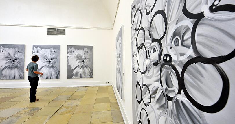 Jonathan Monk ließ das kitschige Hundebild in Anlehnung an Martin Kippenberger von chinesischen Kunst-Kopierern nachmalen &ndash; und kringelte die Fehler (hier rechts) spöttisch ein.