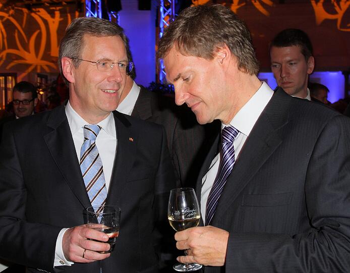Die beiden stehen sich schon lange nah, wie man weiß: Christian Wulff (l.) und Carsten Maschmeyer.(Archivfoto)