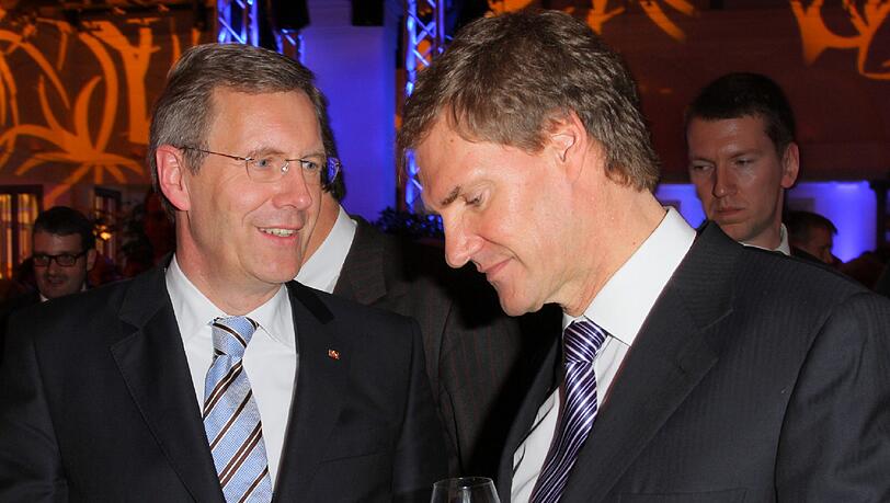Die beiden stehen sich schon lange nah, wie man weiß: Christian Wulff (l.) und Carsten Maschmeyer.(Archivfoto) Die beiden stehen sich schon lange nah, wie man weiß: Christian Wulff (l.) und Carsten Maschmeyer.(Archivfoto)