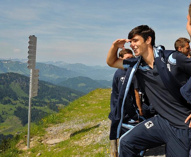 Der erste Aufstieg der Saison ist geschafft: Im Trainingslager in Oberstaufen wanderten die Löwen auf den bei 1.833 Meter liegenden Hochgrad. Sehen Sie hier die Bilder.