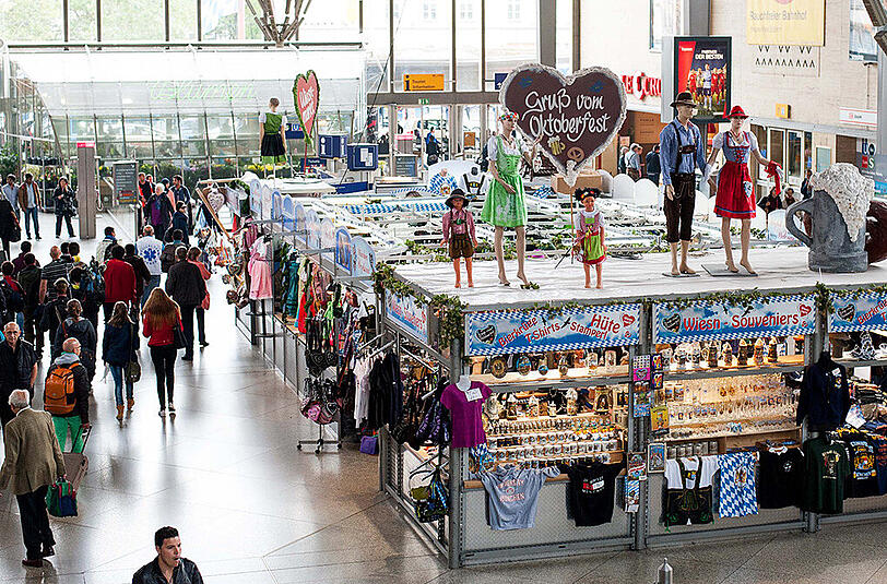 Flüchtlinge und Wiesn-Besucher treffen in München aufeinander, Bilder vom Hauptbahnhof am ersten Tag des Oktoberfests.