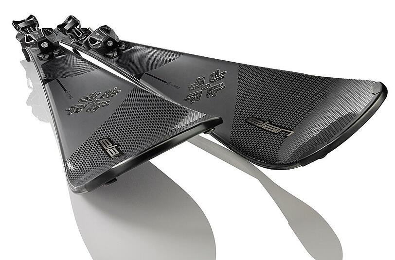 Das Swarovski Emblem auf den Skiern verleiht jeder Abfahrt Glamour.