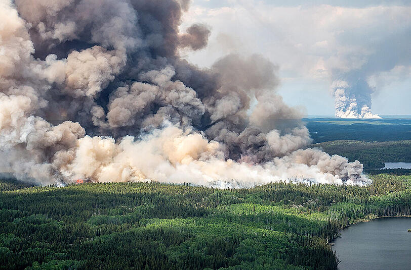 Die Waldbrände in der kanadischen Provinz Alberta breiten sich immer mehr aus. Den Behörden zufolge, sind sieben der 49 Brände außer Kontrolle. Sehen Sie hier die dramatischen Ausmaße des Flammenmeeres.