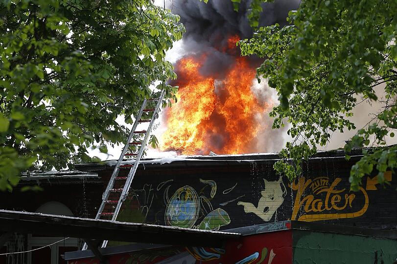 Noch Stunden später bekamen die Feuerwehrleute den Brand nicht unter Kontrolle.