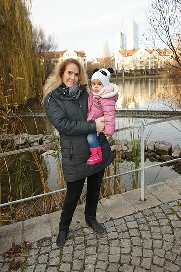 Julia K. (30) mit ihrer Tochter Samia.