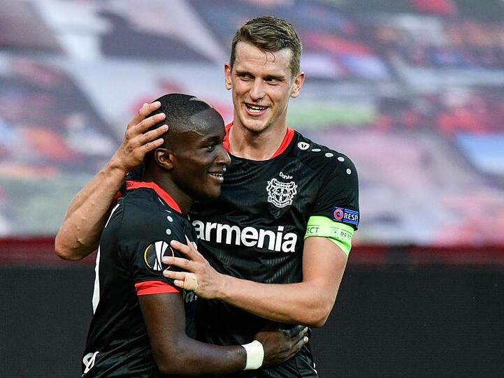 Runde weiter: Bayer-Kapitän Lars Bender (r) gratuliert dem Torschützen Moussa Diaby.
