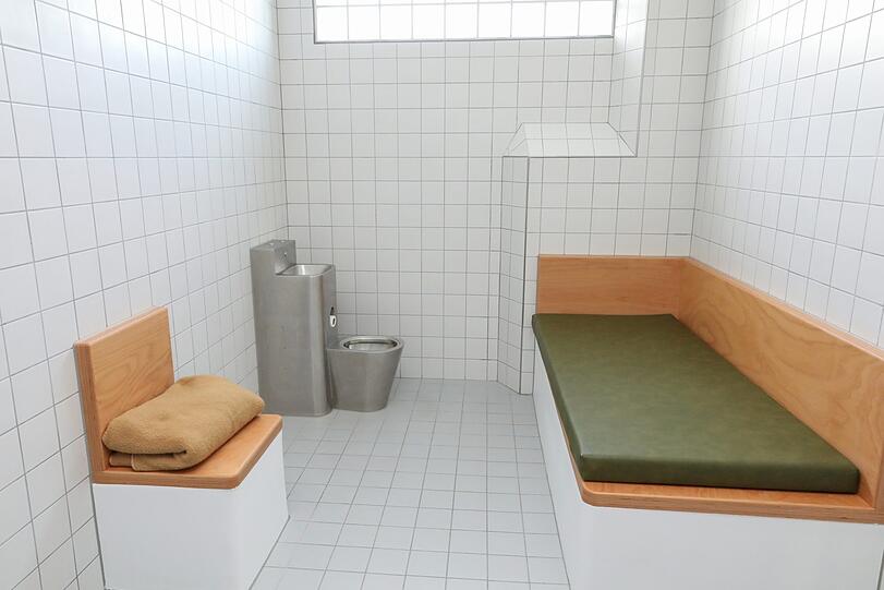 Eine der modernen Gefängniszellen mit Bett und Toilette in der neuen
Polizeiinspektion Forstenried.