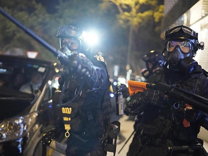 Die Einsatzkräfte gingen mit Tränengas, Wasserwerfer und Schlagstöcken gegen Aktivisten vor.