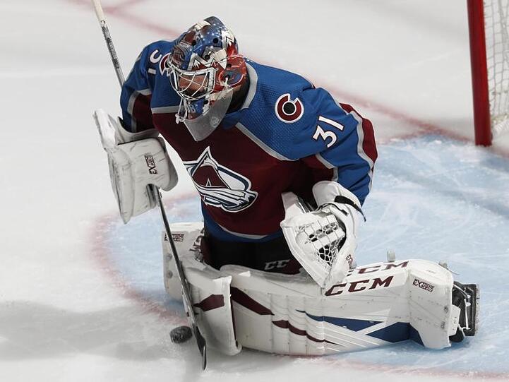 Avalanche-Torhüter Philipp Grubauer in Aktion beim Spiel gegen die Sharks.