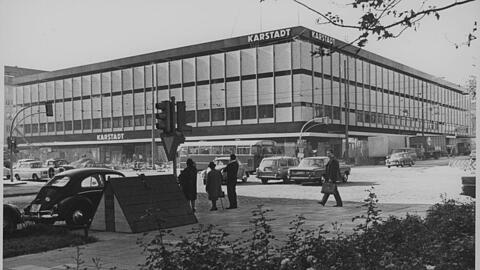 Waschbetonfassade, altes Kopfsteinpflaster und Oldtimer: So nagelneu präsentiert sich der Karstadt am Nordbad 1968.
