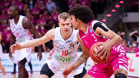 "Es steht 1:0, nicht mehr, nicht weniger", sagt Trainer Trinchieri nach dem Sieg der Bayern um Jaramez (l.) im ersten Halbfinale gegen Bonn.