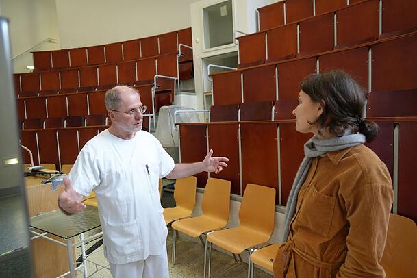 In dem Saal könnten viele Veranstaltungen stattfinden, erklärt Riepertinger der AZ-Reporterin Christina Hertel. In dem Saal könnten viele Veranstaltungen stattfinden, erklärt Riepertinger der AZ-Reporterin Christina Hertel.