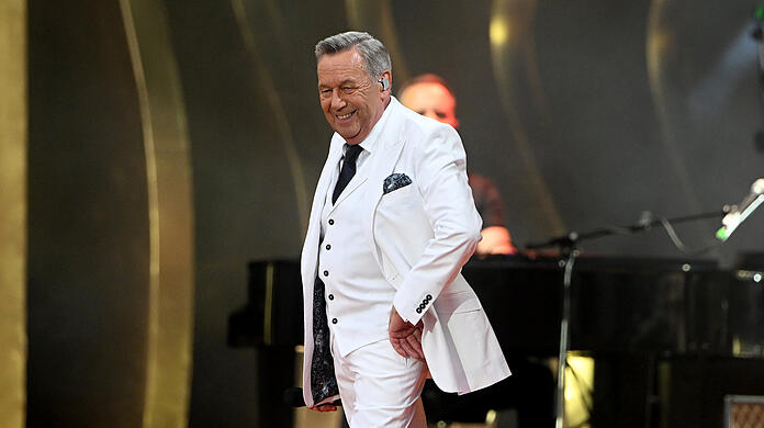 Der elegante Schlager-Star tourt seit einem halben Jahrhundert, seit 14 Jahren übrigens mit einer transplantierten Lunge. Dieser Mann hat einfach einen langen Atem. Das bewies er auch am Samstag in München.