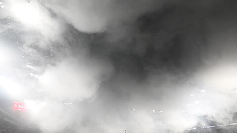 Wegen massiver Rauchentwicklung durch Pyrotechnik musste das Spiel knapp zehn Minuten unterbrochen werden.