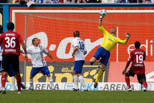 Viel versucht, aber nicht getroffen: Auch diesen Kopfball von Club-Talent Stefan Reinartz lenkte Rostocks Torwart Jörg Hahnel über die Latte