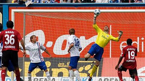 Viel versucht, aber nicht getroffen: Auch diesen Kopfball von Club-Talent Stefan Reinartz lenkte Rostocks Torwart Jörg Hahnel über die Latte