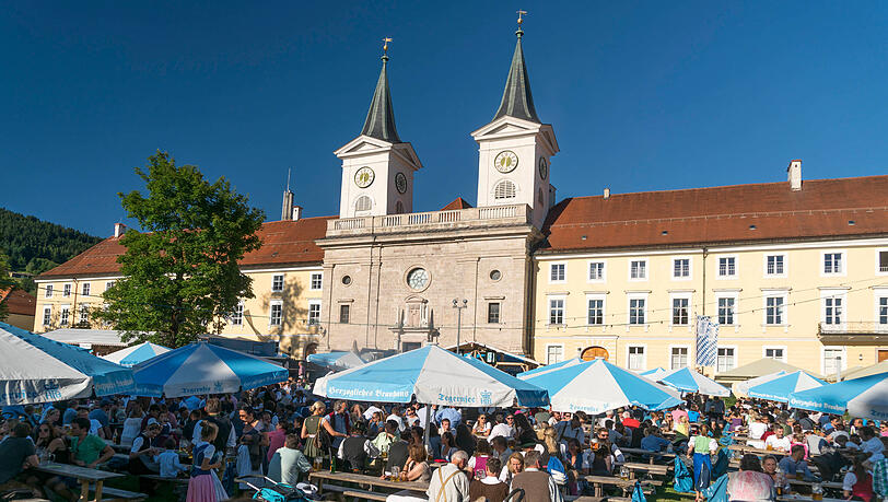 Im Biergarten des Tegernseer Br&auml;ust&uuml;berls genie&szlig;en zahlreiche G&auml;ste bei Sonnenschein ihr Essen. Doch muss es Anfang M&auml;rz auch schon Spargel sein?