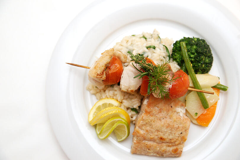 Hübsch angerichtet: Das Wildlachsfilet
mit Risotto.