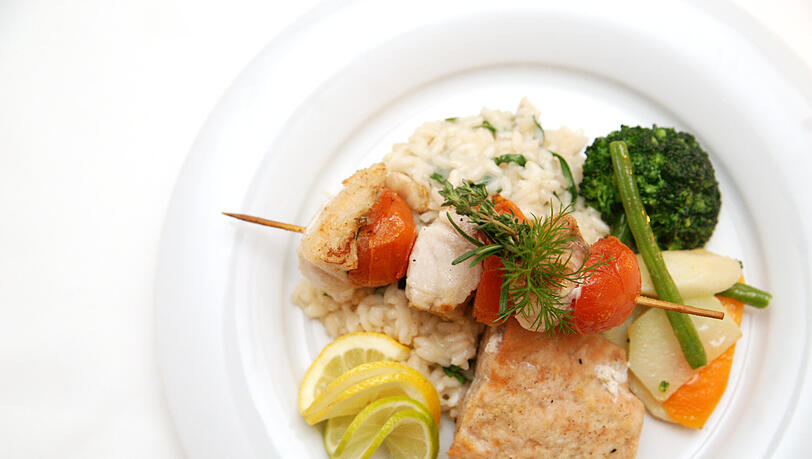 Hübsch angerichtet: Das Wildlachsfilet
mit Risotto. Hübsch angerichtet: Das Wildlachsfilet
mit Risotto.