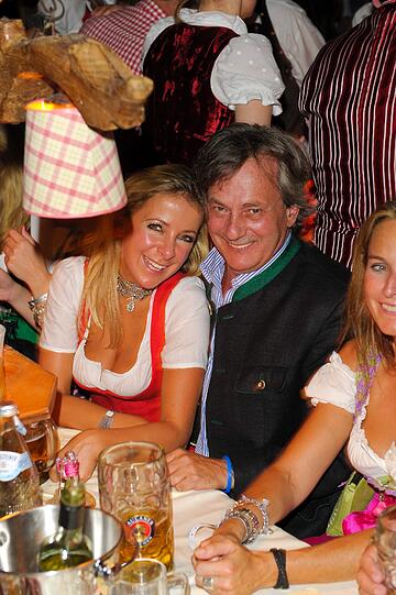Tiefe Einblicke, volle Dekolletees, Blondinen und ganz viel köstliches Wiesn-Bier: Der "Almauftrieb" im Käferzelt gehört zu den Pflichtterminen und hat auch am ersten Wiesn-Sonntag wieder die Promis angezogen. So lassen es die VIPs krachen - Die Bilder