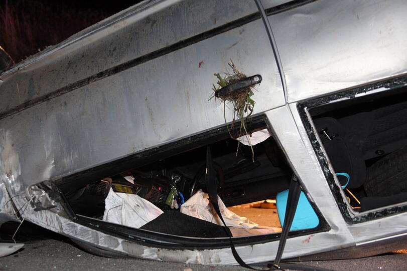 Vermutlich wegen eines Reifenplatzers kam die Fahrerin des Golfs von der Fahrbahn ab. Der Wagen überschlug sich, die drei Insassen erlitten zum Teil schwere Verletzungen.