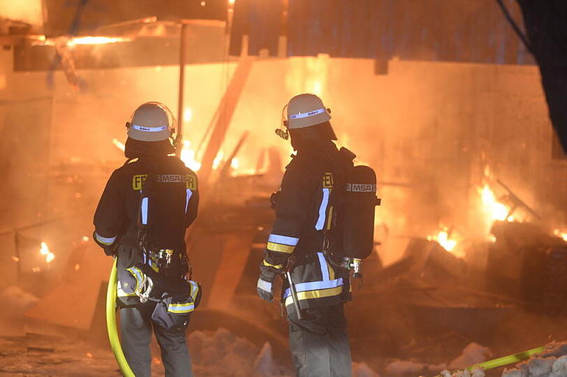 Brand in Obing: In einer Schreinerei war Feuer ausgebrochen. 200 Feuerwehrler kämpften gegen die Flammen. Das Gebäude brannte nieder.