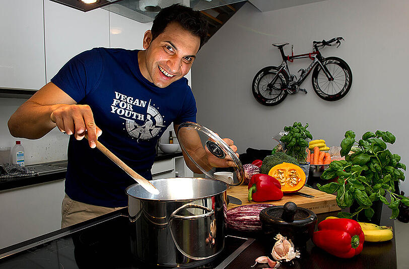 Attila Hildmann: "Für mich und meine Familie wird es dieses Jahr folgendes geben: Als Hauptgericht einen knackigen Chicoree-Orangen-Salat mit Zimt-Senf-Dressing und gerösteten Walnüssen, Kürbis-Bruschetta, Reis-Nuss-Bällchen in Rotwein-Gewürz-Soße mit Rosenkohl in Orangen-Mandelcreme, Kartoffelklöße und Preiselbeermarmelade. Zum Dessert etwas Schnelles wie Cashew-Vanille-Eis mit heißen Zimt-Kirschen und Schokoladensplittern."