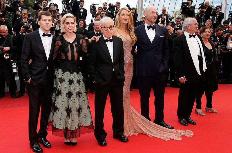 Jesse Eisenberg (l-r), Kristen Stewart, Woody Allen, Blake Lively, Corey Stoll und der italienische Filmschaffende Vittorio Storaro bei der Eröffnung der Filmfestspiele in Cannes.