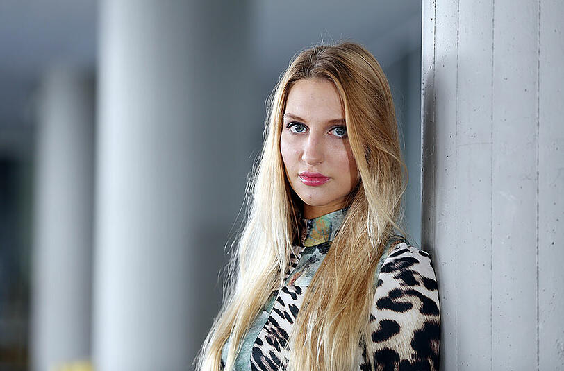 Olessia (22) trägt Verabua.