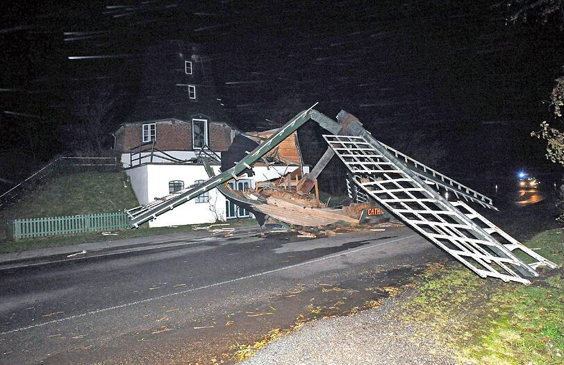 Der komplette Mühlenkopf der 1786 gebauten historischen Windmühle Catharina in Oldenswort (Schleswig-Holstein) wurde in der Nacht zum Sonntagmorgen zerstört.