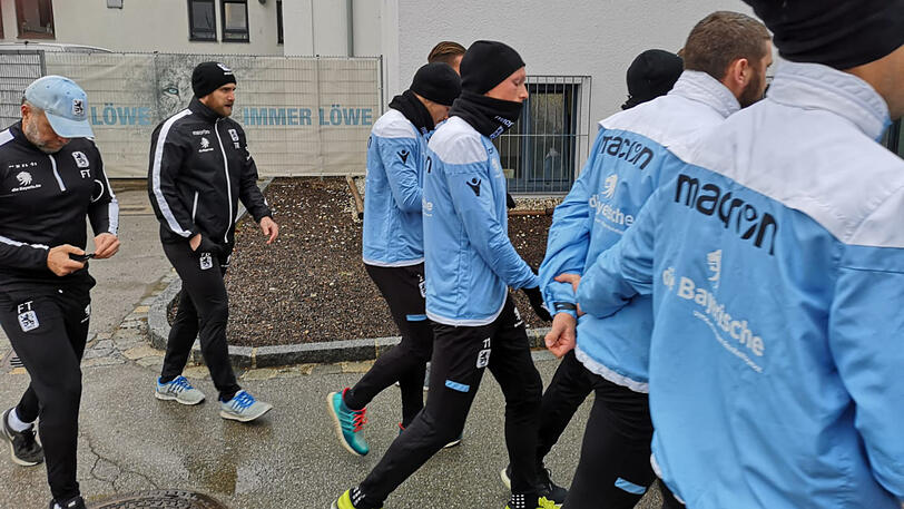 Löwen-Trainer Daniel Bierofka (2.v.l.) am Montagvormittag mit seiner Mannschaft auf dem Vereinsgelände.