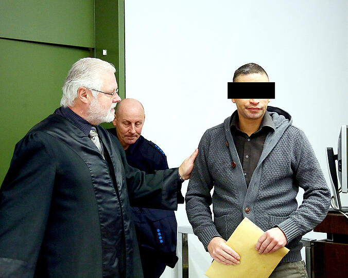 Hans T. (r., mit seinem Anwalt) muss sich wegen gefährlicher Körperverletzung verantworten.