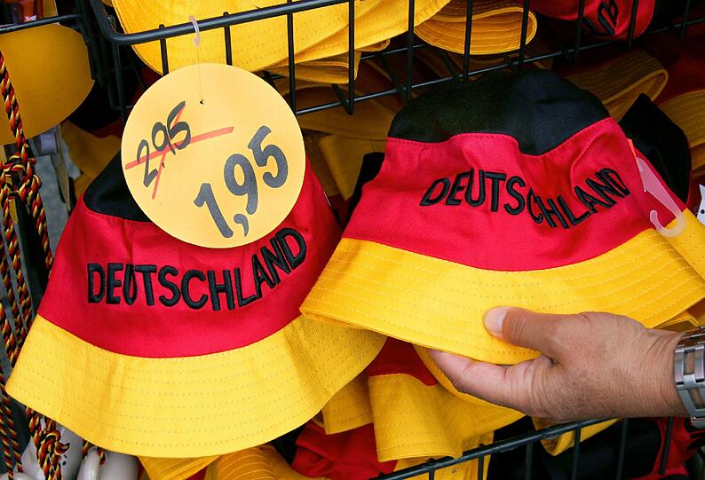 Sollte es zu heiß werden und kein Pool oder ähnliches in Sicht sein, kann auch ein einfacher Sonnenhut leichte Abkühlung  bieten. Selbstverständlich in Schwarz-Rot-Gold.