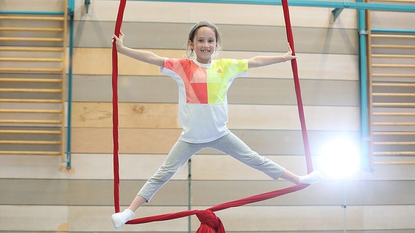 Auch Nele (7) hat am Vertikaltuch schon einiges drauf.