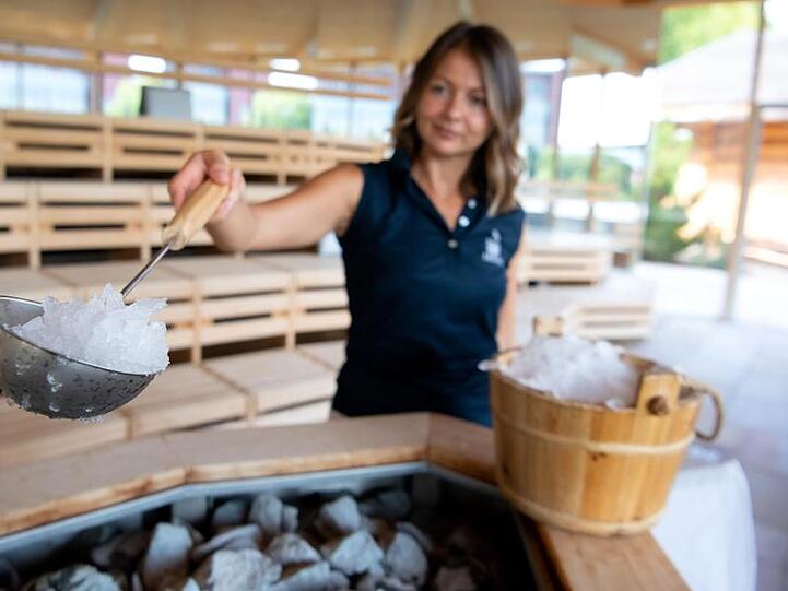 Saunameisterin Susann Knebel demonstriert in der Therme Erding in einer Sauna eine Aufguss-Zeremonie. Foto: Sven Hoppe