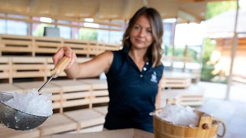 Saunameisterin Susann Knebel demonstriert in der Therme Erding in einer Sauna eine Aufguss-Zeremonie. Foto: Sven Hoppe