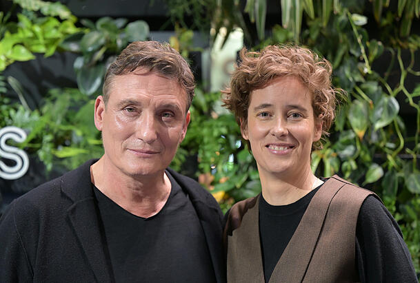 Schauspieler Oliver Masucci ("Er ist wieder da") und Regisseurin und Preisträgerin Pia Strietmann gehen am Mittwoch gemeinsam über den Blue Carpet. Schauspieler Oliver Masucci ("Er ist wieder da") und Regisseurin und Preisträgerin Pia Strietmann gehen am Mittwoch gemeinsam über den Blue Carpet.