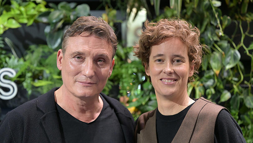 Schauspieler Oliver Masucci ("Er ist wieder da") und Regisseurin und Preisträgerin Pia Strietmann gehen am Mittwoch gemeinsam über den Blue Carpet. Schauspieler Oliver Masucci ("Er ist wieder da") und Regisseurin und Preisträgerin Pia Strietmann gehen am Mittwoch gemeinsam über den Blue Carpet.