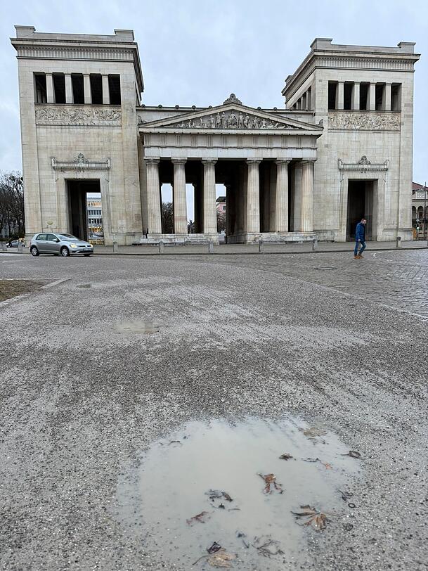 Bei Regen bilden sich regelm&auml;&szlig;ig gro&szlig;e Pf&uuml;tzen am K&ouml;nigsplatz.