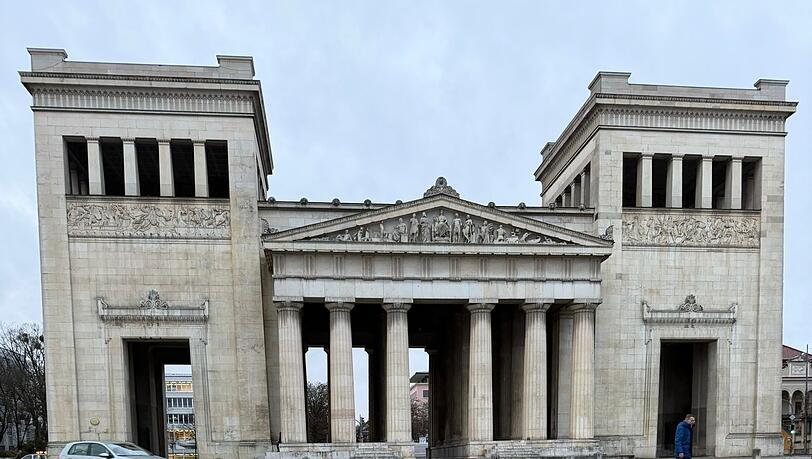 Bei Regen bilden sich regelm&auml;&szlig;ig gro&szlig;e Pf&uuml;tzen am K&ouml;nigsplatz.