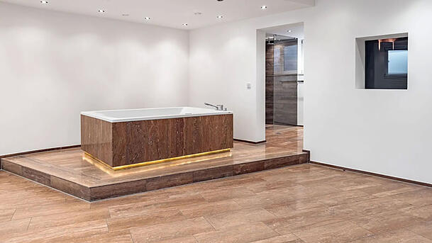 Der Wellnessbereich bietet einen Whirlpool und ein Sanarium.